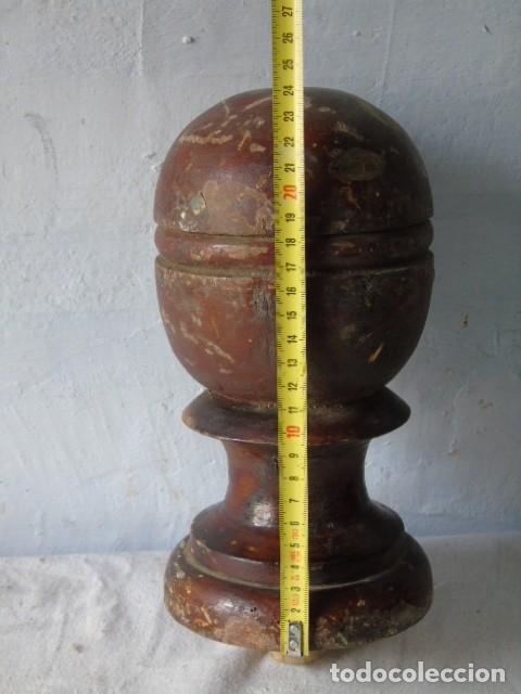 Antig&uuml;edades: POMO BOLA DE ARRANQUE DE ESCALERA boa de madera - Foto 4