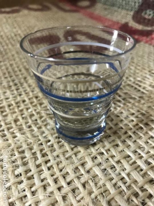 Antig&uuml;edades: Licorera cristal y 6 vasitos - Foto 2