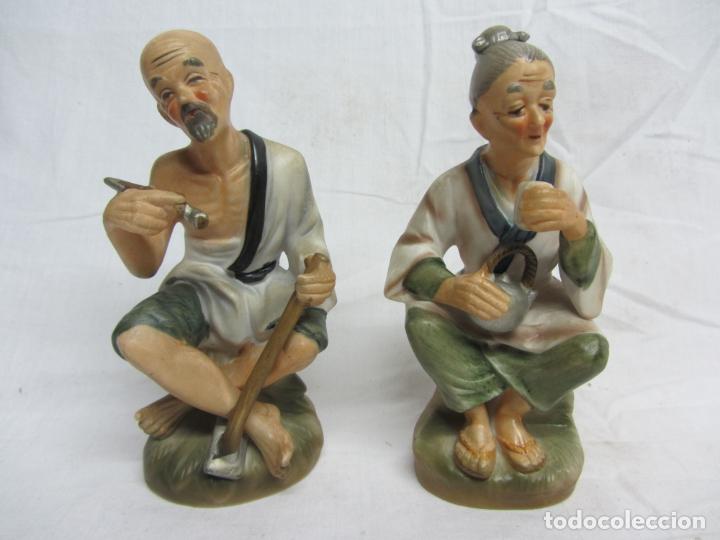 Antiguidades: Pareja de ancianos en biscuit Mediados s.XX