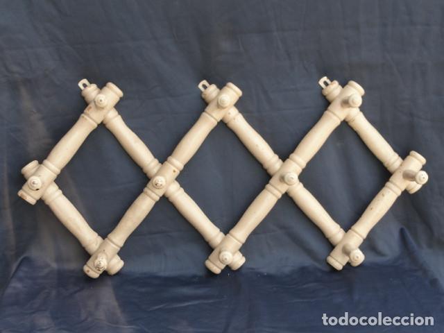 Antig&uuml;edades: PERCHERO EXTENSIBLE DE MADERA. - Foto 1