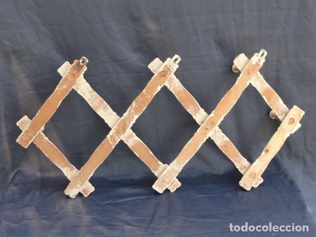 Antig&uuml;edades: PERCHERO EXTENSIBLE DE MADERA. - Foto 4