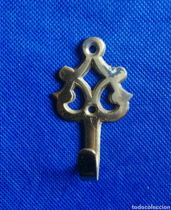 Antig&uuml;edades: ANTIGUA PERCHA DE METAL LATONADO. ENVIO INCLUIDO.