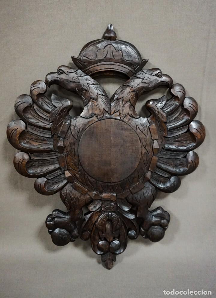Antig&uuml;edades: Escudo aguilas tallado en madera - Foto 1