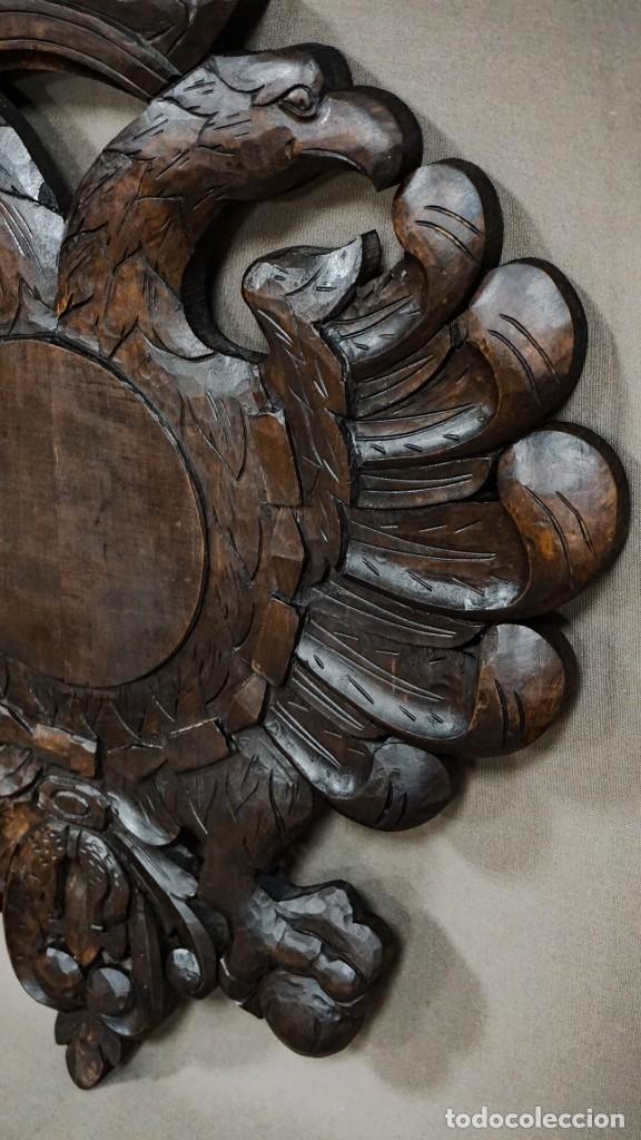 Antig&uuml;edades: Escudo aguilas tallado en madera - Foto 2