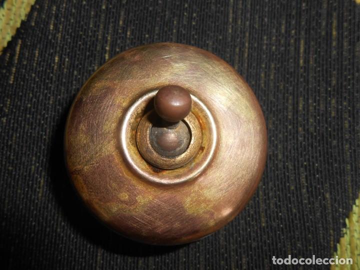 Antig&uuml;edades: INTERRUPTOR   DE  COBRE   Y    PORCELANA - Foto 1