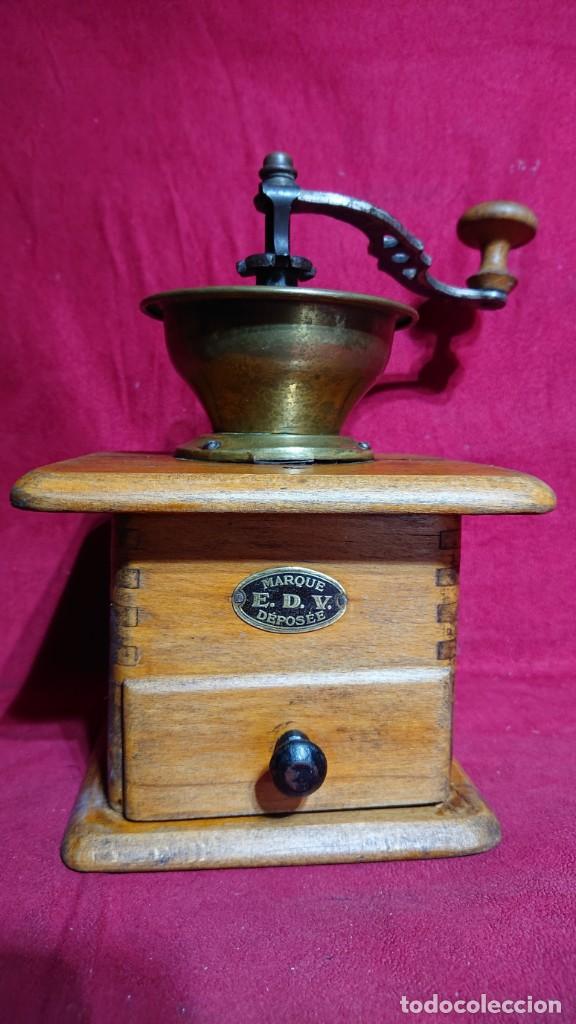 Oggetti Antichi: ANTIGUO MOLINILLO DE CAFE DE COPA CON MANIVELA PLACA MARQUE E D V CAJA 15,3 X 14,7 X 11,5 CM ALTO