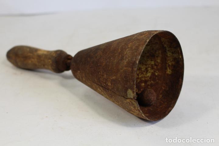 Antig&uuml;edades: antigua campana de mano - Foto 2
