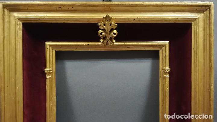 Antig&uuml;edades: MARCO DE MADERA CON PAN DE ORO Y TERCIOPELO GRANATE - Foto 2