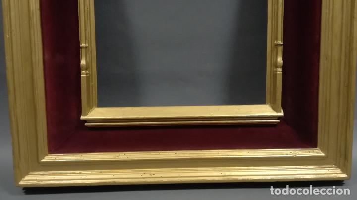Antig&uuml;edades: MARCO DE MADERA CON PAN DE ORO Y TERCIOPELO GRANATE - Foto 3