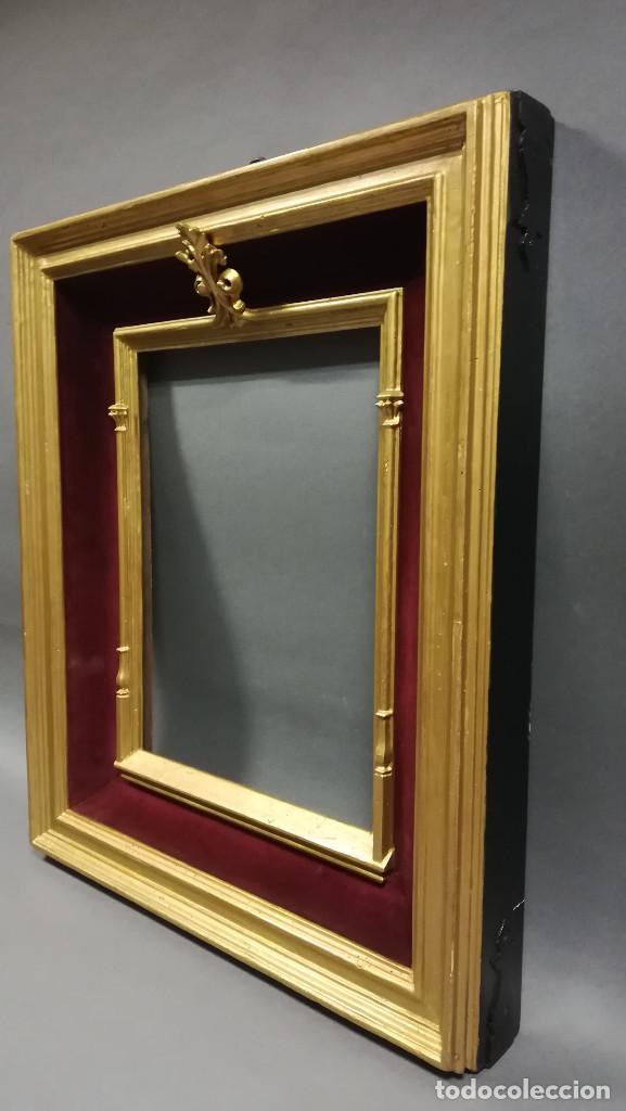 Antig&uuml;edades: MARCO DE MADERA CON PAN DE ORO Y TERCIOPELO GRANATE - Foto 4