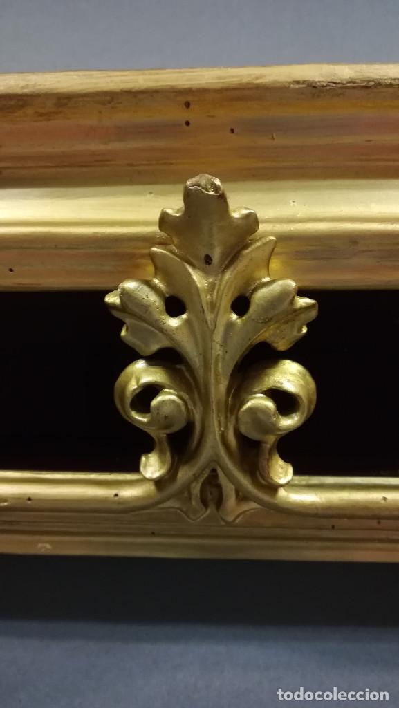 Antig&uuml;edades: MARCO DE MADERA CON PAN DE ORO Y TERCIOPELO GRANATE - Foto 5