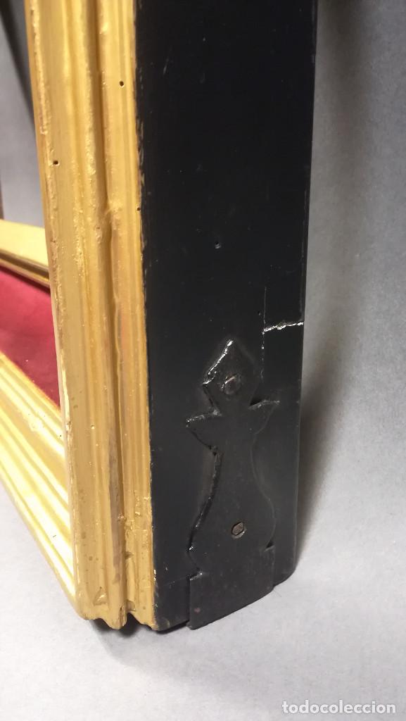 Antig&uuml;edades: MARCO DE MADERA CON PAN DE ORO Y TERCIOPELO GRANATE - Foto 6