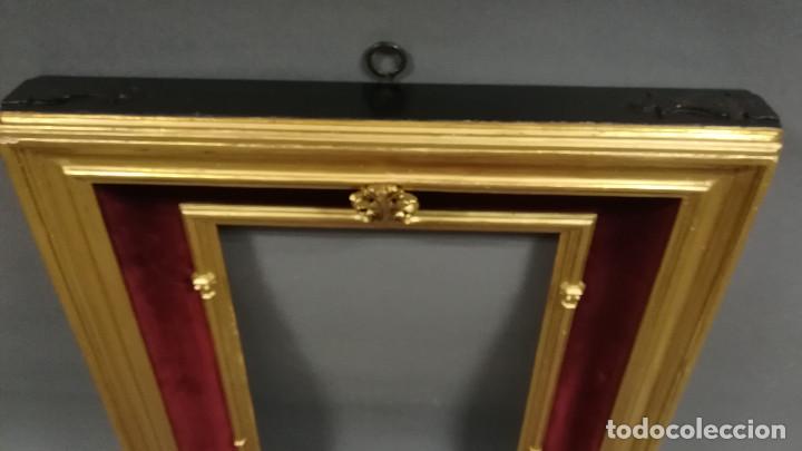 Antig&uuml;edades: MARCO DE MADERA CON PAN DE ORO Y TERCIOPELO GRANATE - Foto 9