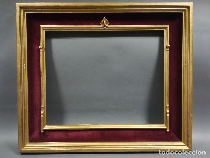 Antig&uuml;edades: MARCO DE MADERA DORADO Y TERCIOPELO ROJO - Foto 1