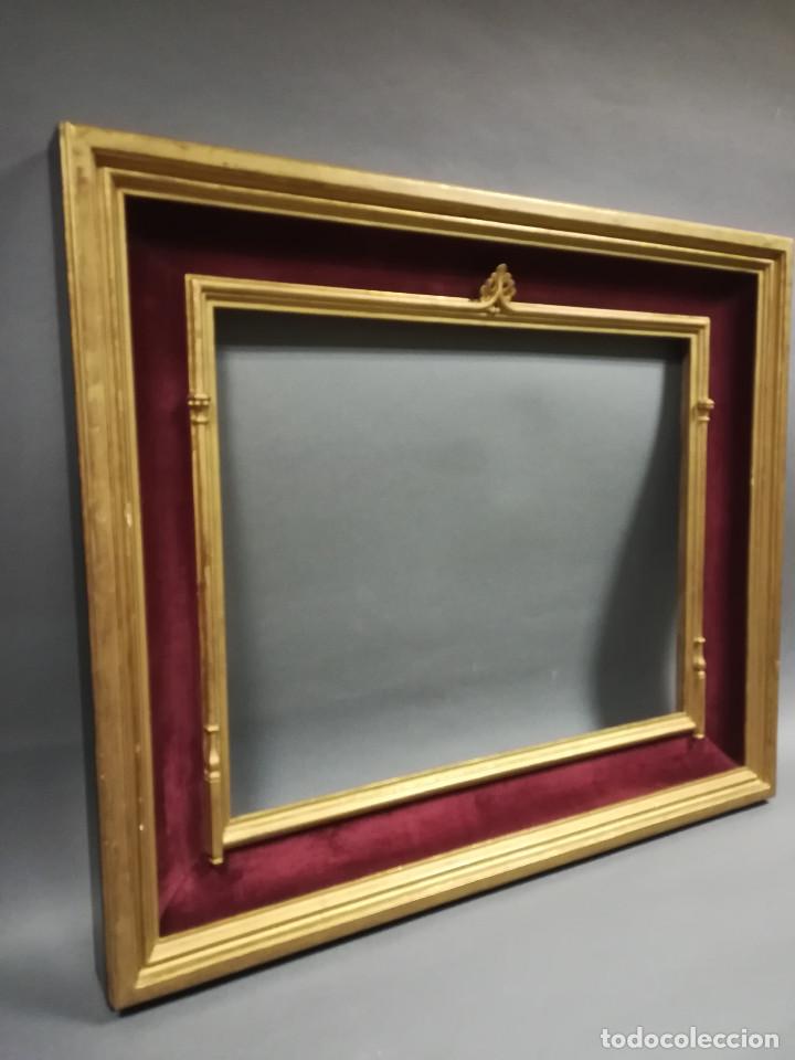 Antig&uuml;edades: MARCO DE MADERA DORADO Y TERCIOPELO ROJO - Foto 2