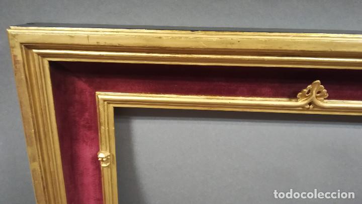 Antig&uuml;edades: MARCO DE MADERA DORADO Y TERCIOPELO ROJO - Foto 3