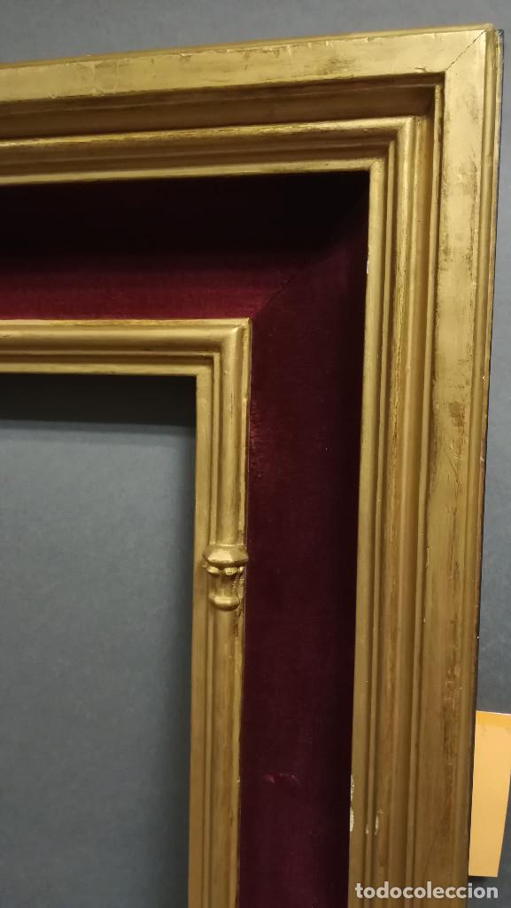 Antig&uuml;edades: MARCO DE MADERA DORADO Y TERCIOPELO ROJO - Foto 5