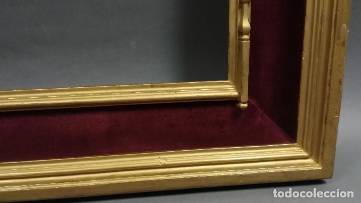 Antig&uuml;edades: MARCO DE MADERA DORADO Y TERCIOPELO ROJO - Foto 6