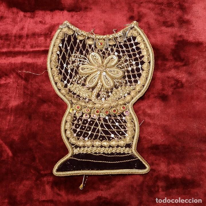 Antig&uuml;edades: Decoraci&oacute;n bordada en hilo de oro - Foto 1