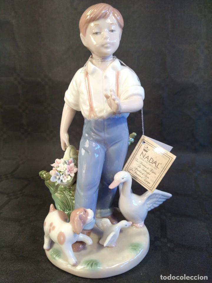 Antig&uuml;edades: NI&Ntilde;O: CON FLORES Y ANIMALES. PORCELANA NADAL. MOD. 2539. SELLO EN LA BASE. ETIQUETA DE ORIGEN.