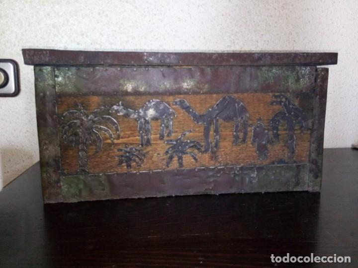 Antig&uuml;edades: BA&Uacute;L CAJA ANTIGUA CON RELIEVES - Foto 1