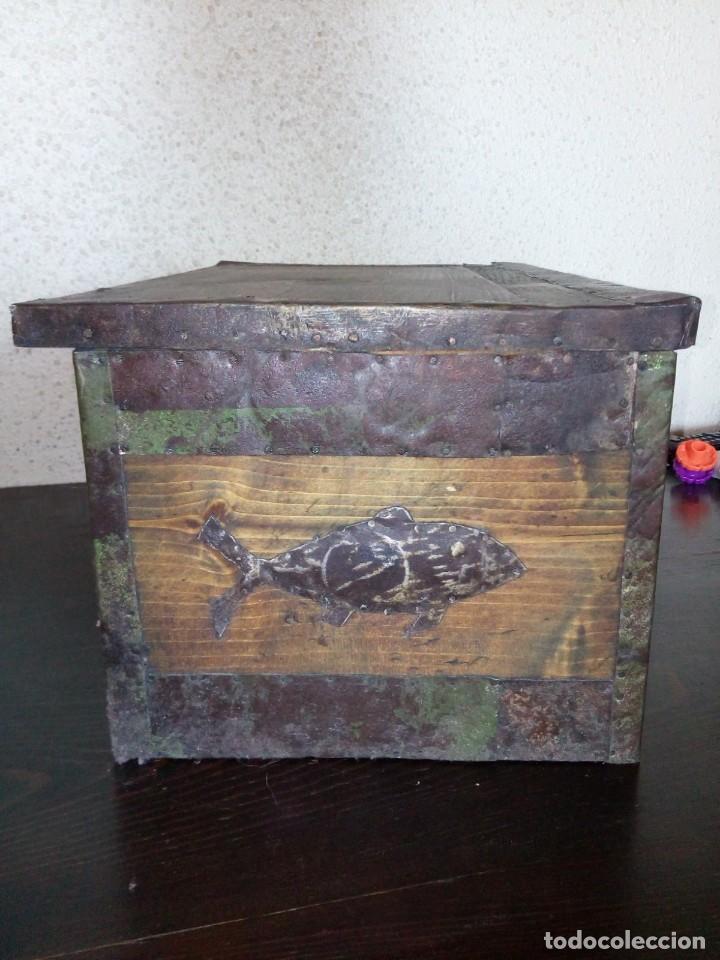 Antig&uuml;edades: BA&Uacute;L CAJA ANTIGUA CON RELIEVES - Foto 2