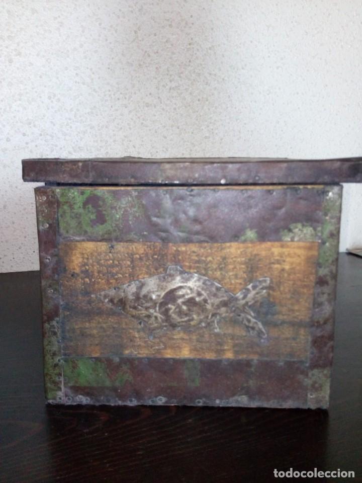 Antig&uuml;edades: BA&Uacute;L CAJA ANTIGUA CON RELIEVES - Foto 3