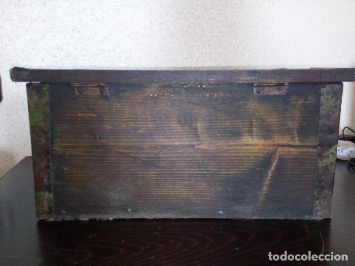 Antig&uuml;edades: BA&Uacute;L CAJA ANTIGUA CON RELIEVES - Foto 4