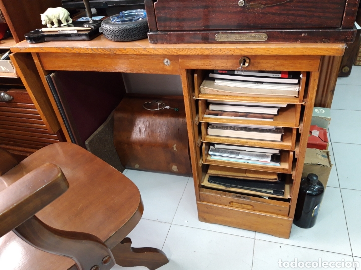 Antig&uuml;edades: Mesa auxiliar con puerta de persiana. - Foto 2