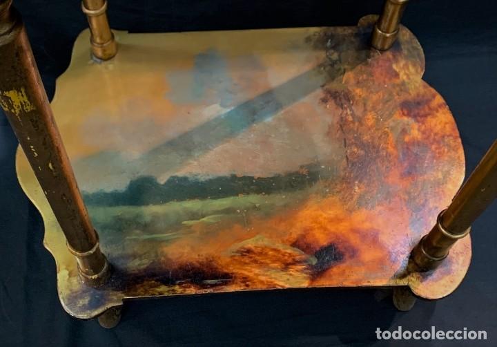 Antig&uuml;edades: Mesita auxiliar con pinturas. - Foto 2