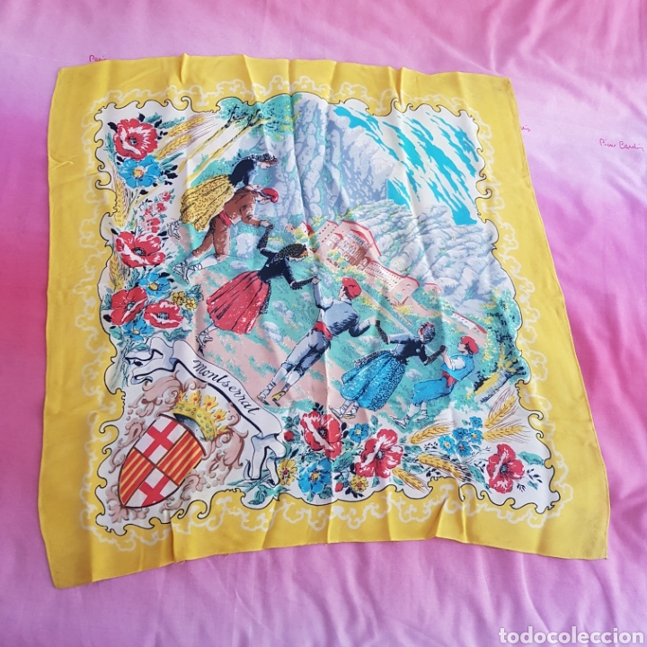 Antig&uuml;edades: Bonito pa&ntilde;uelo de seda estampado 70x70cm Sardanas en Montserrat