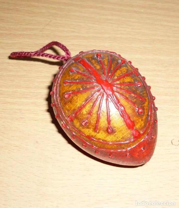 Antig&uuml;edades: Antiguo Huevo de madera Pintado en relieve.