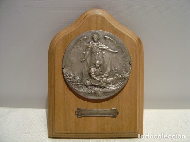 Antig&uuml;edades: MEDALL&Oacute;N &Aacute;NGEL DE LA GUARDA SOBRE MADERA - Foto 1