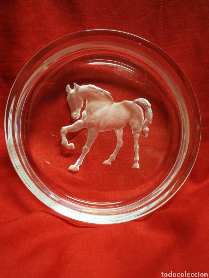 Oggetti Antichi: PEQUE&Ntilde;O CENTRO MESA EN VIDRIO CON CABALLO EN TRIDIMENSI&Oacute;N, 13CM.