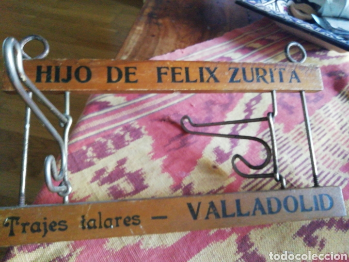 Antig&uuml;edades: Perchero de publicidad antiguo - Foto 1