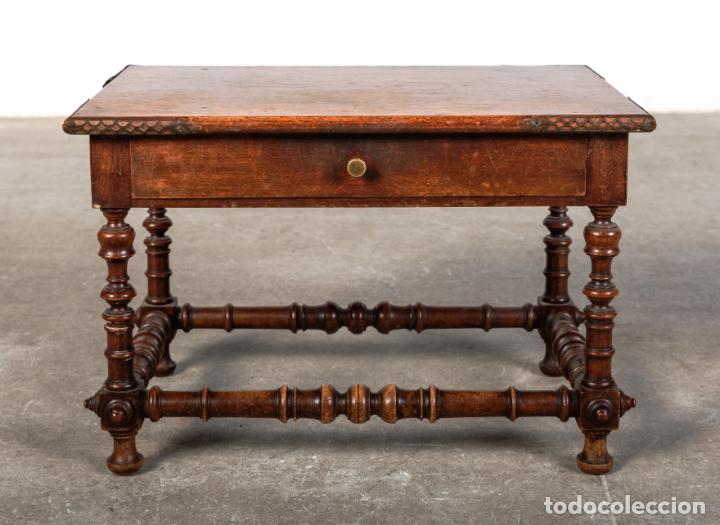 Antig&uuml;edades: Mesa auxiliar en madera de nogal - Foto 1