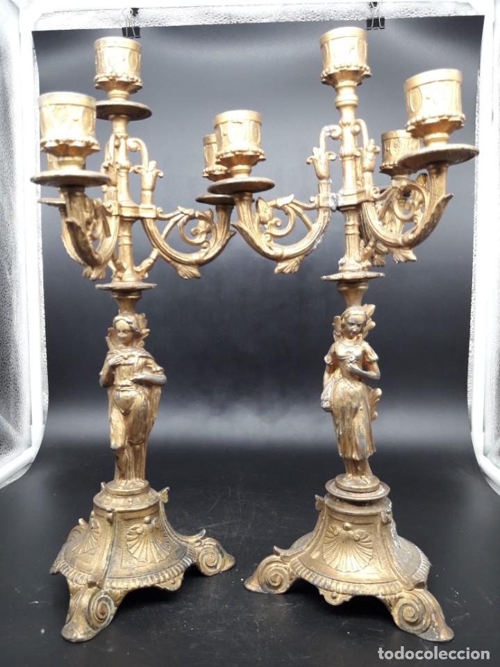 Antig&uuml;edades: Pareja de candelabros de calamina - Foto 1
