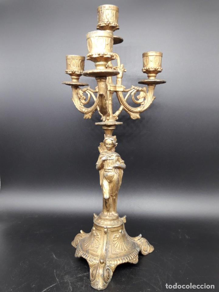 Antig&uuml;edades: Pareja de candelabros de calamina - Foto 2