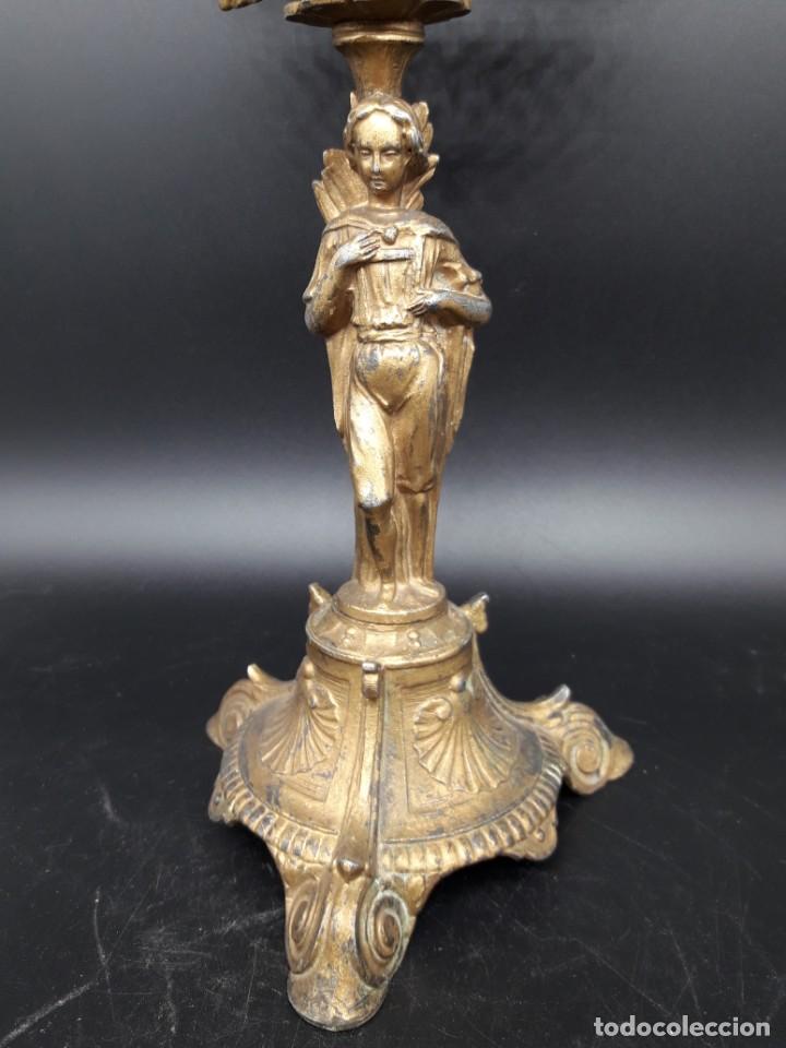 Antig&uuml;edades: Pareja de candelabros de calamina - Foto 3