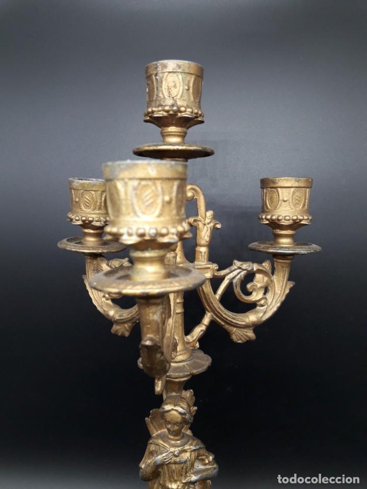 Antig&uuml;edades: Pareja de candelabros de calamina - Foto 4
