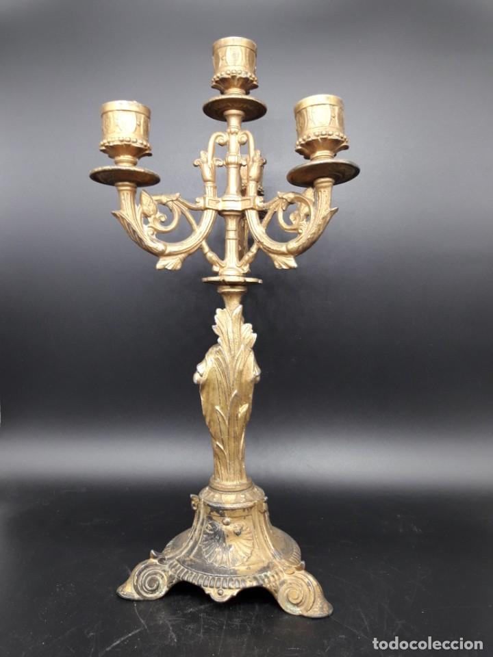 Antig&uuml;edades: Pareja de candelabros de calamina - Foto 5