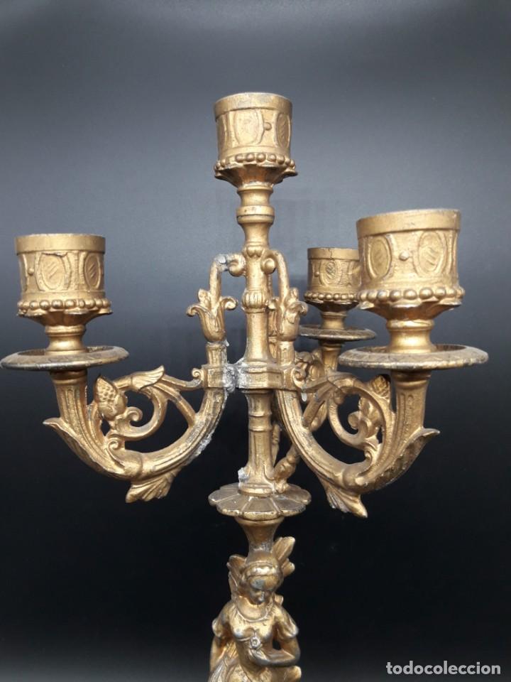 Antig&uuml;edades: Pareja de candelabros de calamina - Foto 7