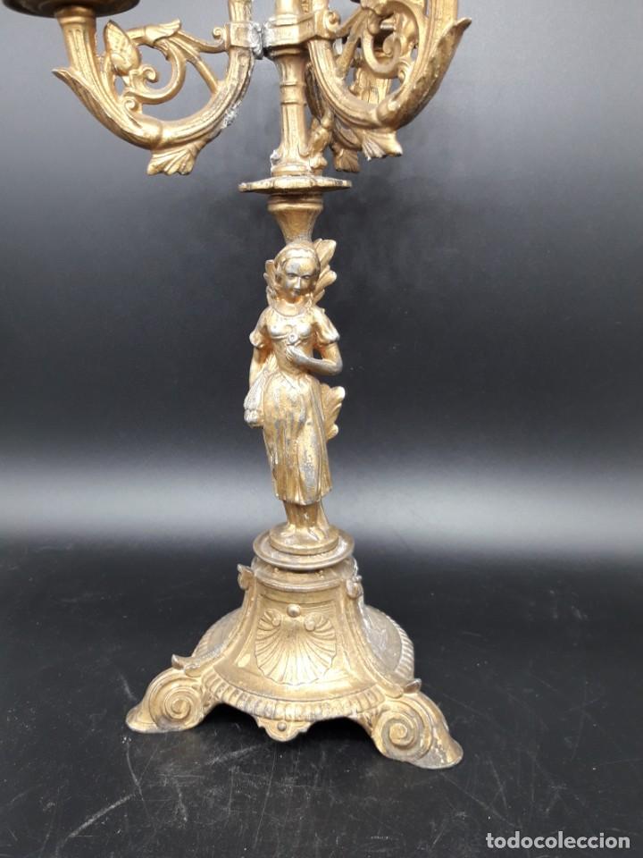 Antig&uuml;edades: Pareja de candelabros de calamina - Foto 8