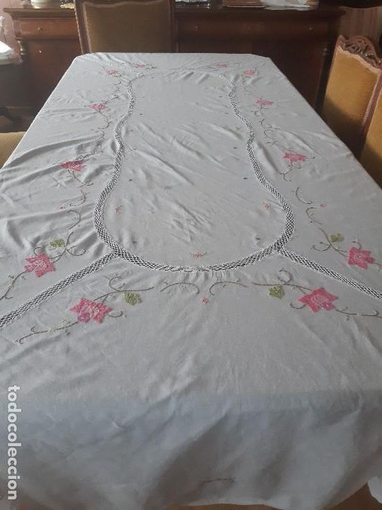Antig&uuml;edades: MANTEL BORDADO CON CROCHET. - Foto 1