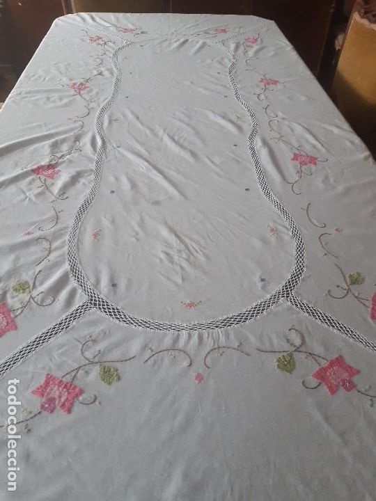 Antig&uuml;edades: MANTEL BORDADO CON CROCHET. - Foto 2