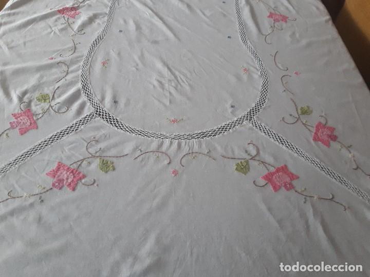 Antig&uuml;edades: MANTEL BORDADO CON CROCHET. - Foto 3