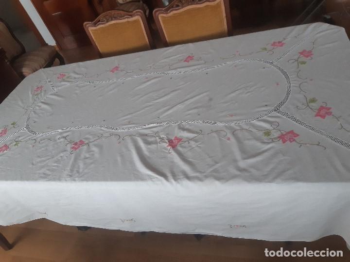Antig&uuml;edades: MANTEL BORDADO CON CROCHET. - Foto 4