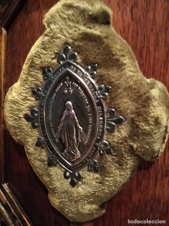 Antig&uuml;edades: Medalla religiosa de plata enmarcada. - Foto 3