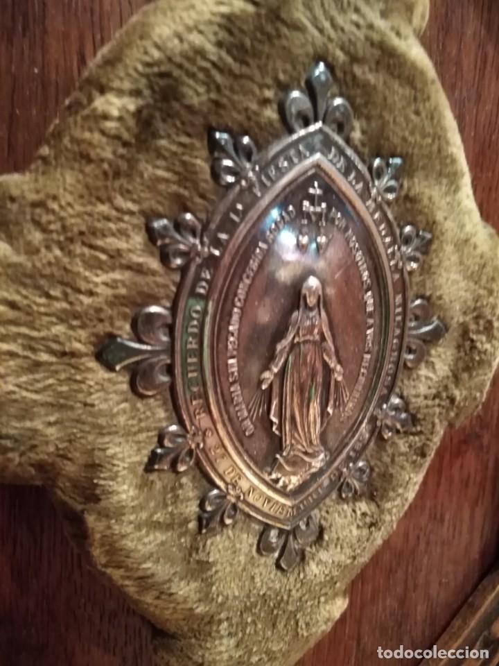 Antig&uuml;edades: Medalla religiosa de plata enmarcada. - Foto 4