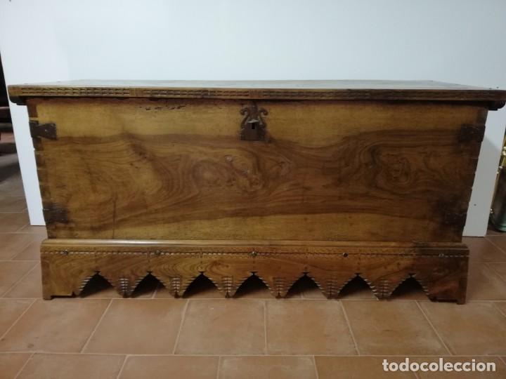 Antig&uuml;edades: Arca antigua de nogal - Foto 1